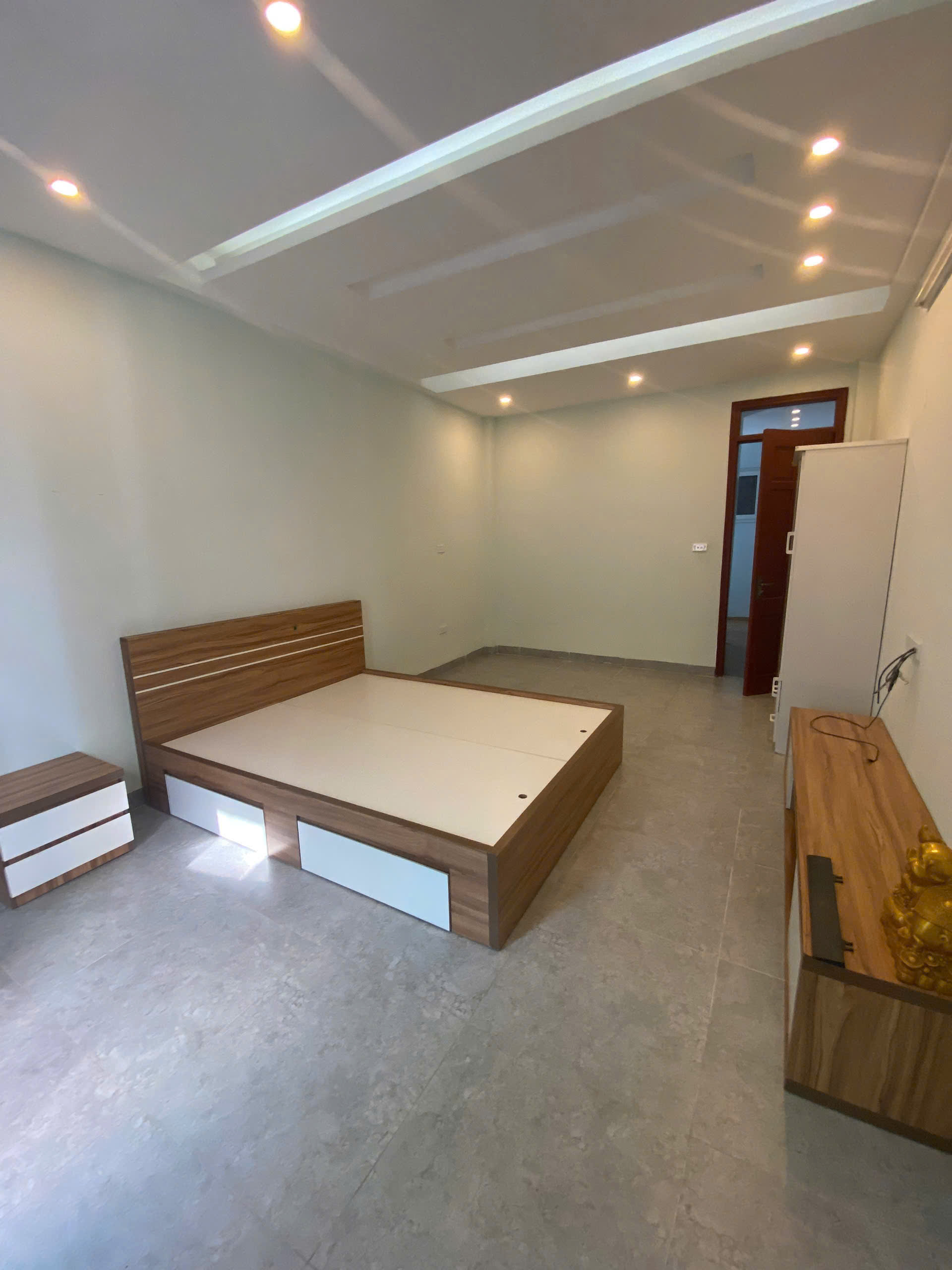 Cho thuê nhà nguyên căn ngõ 24 Kim Đồng, 6 tầng x 35m2, 3 ngủ, 15.5 tr, ô tô lùi cửa - Ảnh 1